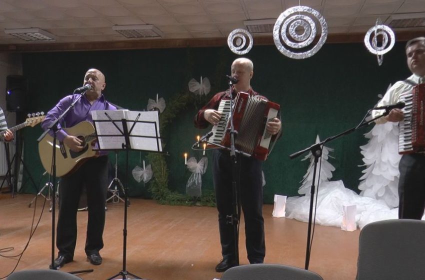  Alovėje skambėjo “Rudens melodijų” koncerto aidai (video)