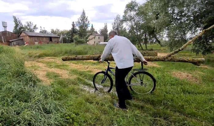  Mergalaukyje po audros į talką galima ir dviratį pasiimti (video)