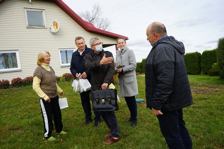  Pagyvenusius žmones lankė Alytaus rajono savivaldybės vadovai, įstaigų direktoriai