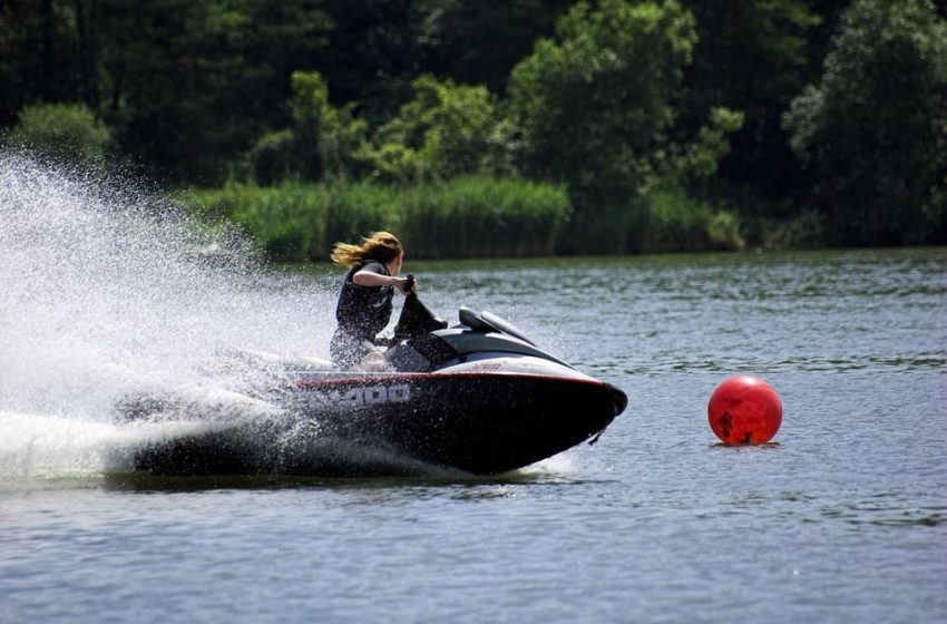  Alytaus rajono savivaldybės taryba vandens motociklų plaukiojimui Daugų ežere nepritaria – kreipsis dar toliau