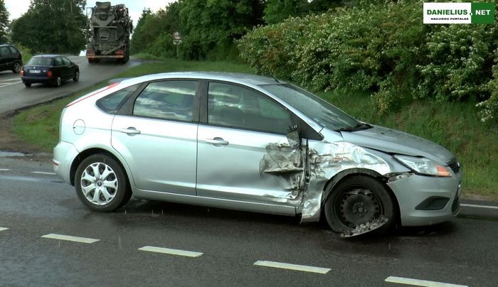  Ties Krokialaukio sankryža susidūrė sunkvežimis ir Ford automobilis (video)