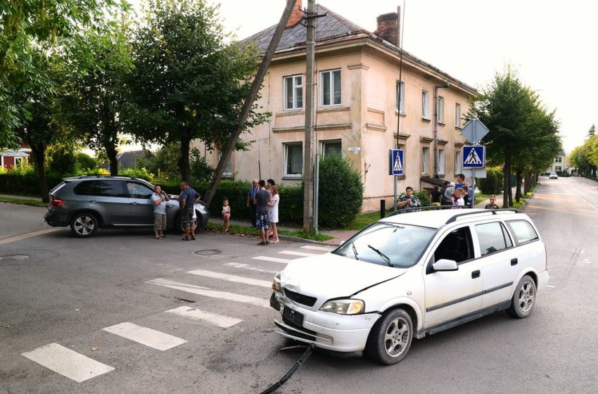  Avarijoje Dauguose Opelis visureigį BMW X5 apsuko 180 laipsnių kampu (foto)