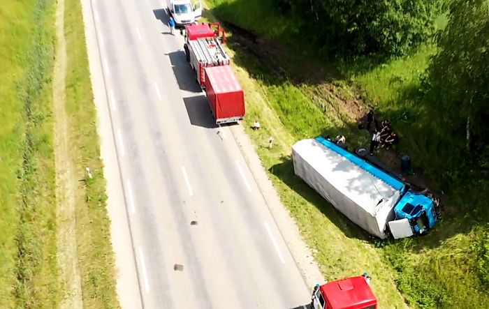  Prie Daugų apvirto sunkvežimis (video)