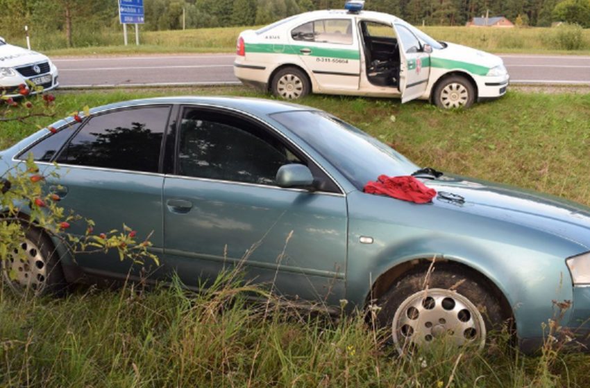  Lazdijų rajone tik su ežio pagalba sustabdytas Audi automobilis gabeno cigarečių kontrabandą