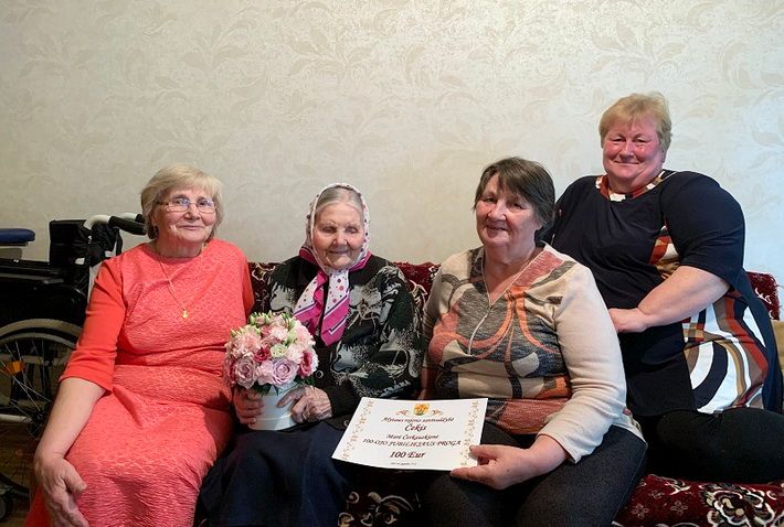  100 metų sulaukusi Alytaus rajono gyventoja Marė Čerkauskienė domisi aktualijomis ir džiaugiasi gausia šeima