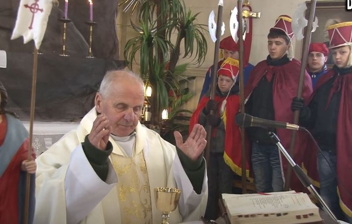  Šv. Velykų mišios Alovės švč. Trejybės bažnyčioje (video)