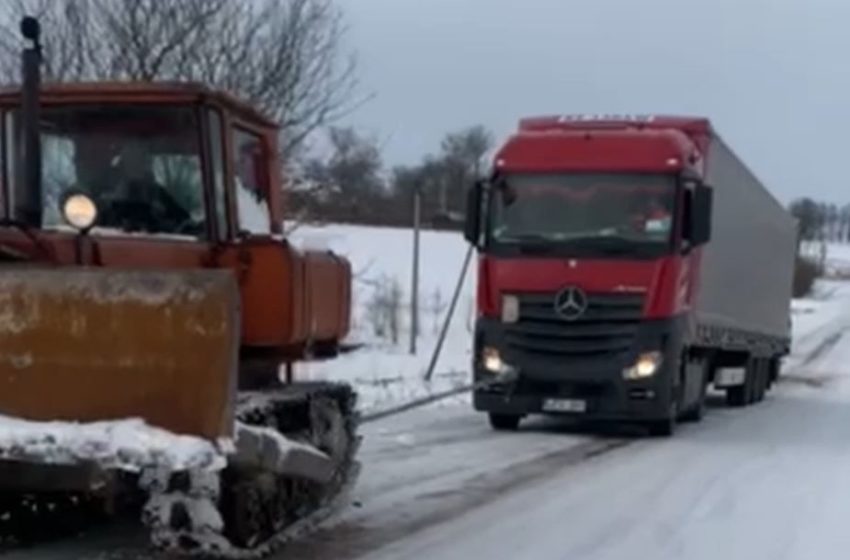  Miroslavo slidaus kelio didžiausias pagalbininkas – vikšrinis traktorius (video)