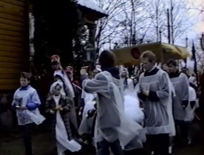  1989 m. Šv. Velykų mišios Alovės Švč. Trejybės bažnyčioje (video)