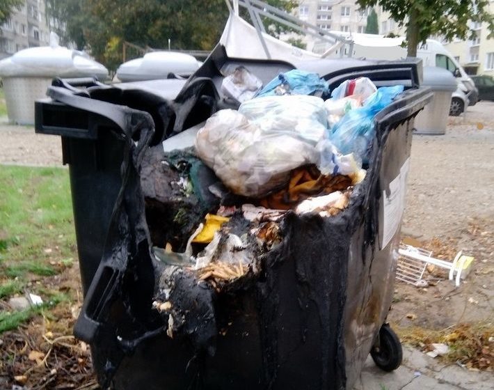  Padėkite! Dega konteineriai…Tai nepilkite į juos karštų pelenų!
