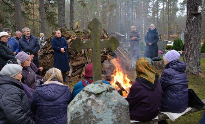  Unikali tradicija Margionyse gyva – kapinaitėse tebesimeldžiama  prie Vėlinių laužo