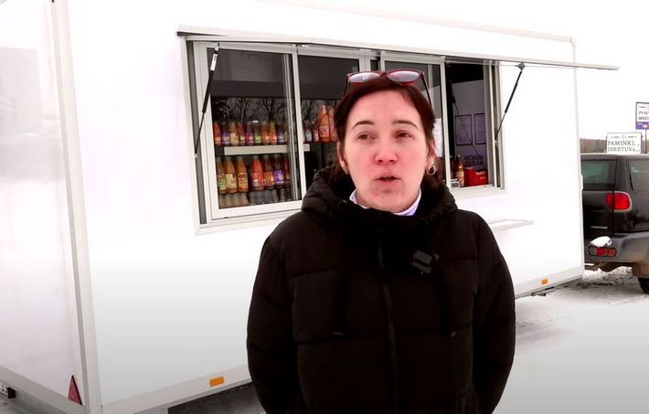  Kelyje Alytus-Simnas atsidaręs Luksnėnų sodų kioskelis traukia pakeleivingus pirkėjus (video)