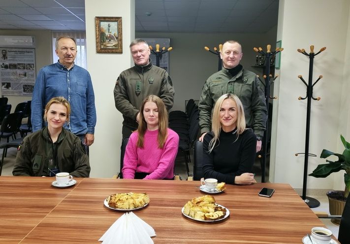  Varėnos pasieniečiai neapsiprato su karu – „Pyragų dieną” aukojo Ukrainos gynėjams!
