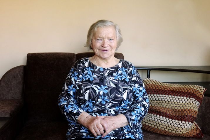  90-metė simniškė Janina Blaževičienė kadaise mokyklą metė dėl mezgimo