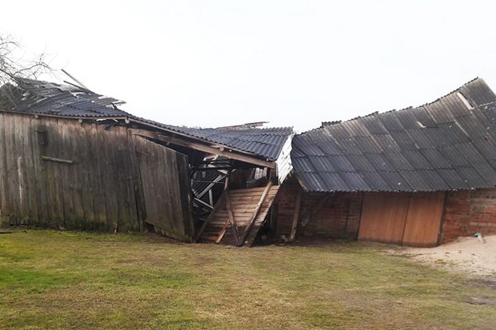  Vankiškių kaime audra sulamdė bibliotekininkės ūkinio pastato stogą (foto)