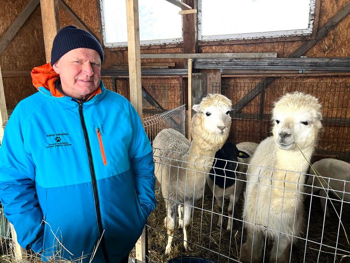  Simno ūkininkas Eduardas Guževičius, grūdų ūkį perleidęs sūnui, savo namuose įkūrė „zoologijos sodą”