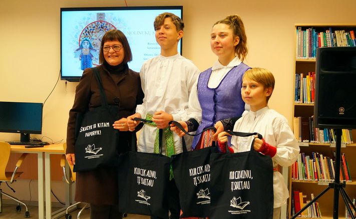  Varėnoje pristatyta Onutės Drobelienės knyga „Molinukų sakmės“
