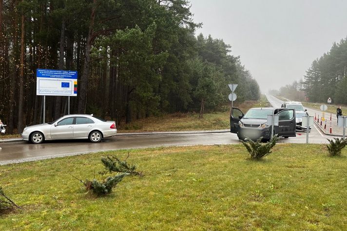  Valkininkų žiede susidūrė trys automobiliai