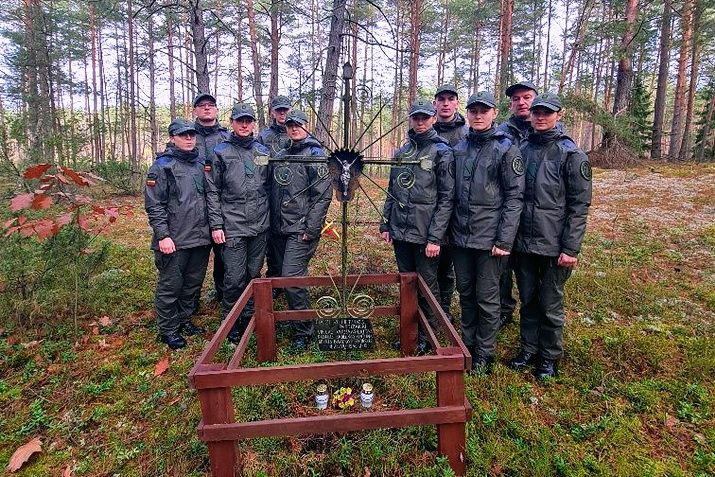  Pasieniečiai pasirūpina ne tik savo kolegų atminimo vietomis, bet ir seniai nelankomais kapais