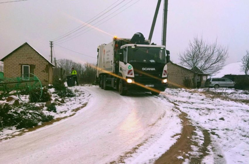  Dėl slidaus kelio kaimuose sunkiai pravažiuoja šiukšles renkantys sunkvežimiai