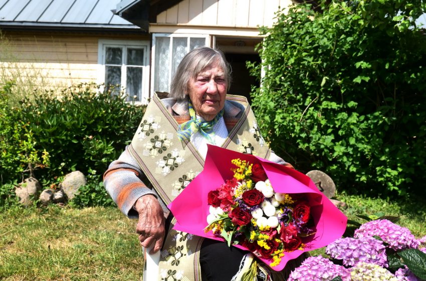  Alytaus rajono šimtametę mokytoją Birutę Kuncaitę sveikino buvę auklėtiniai