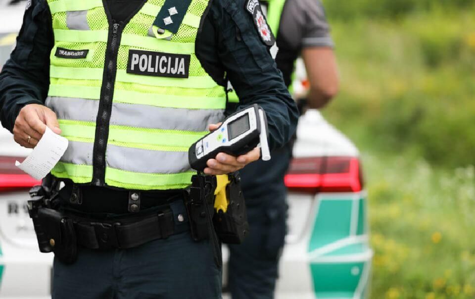  Policija sulaikė tris neblaivius vairuotojus, tarytum rungtyniavusius, kuris daugiau įpūs…