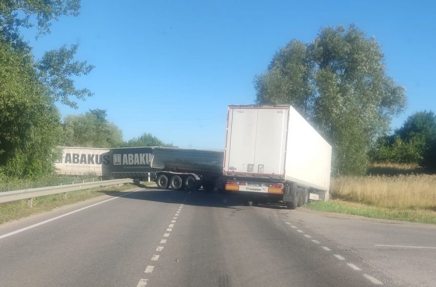  Simno kelyje ties viaduku – rimta avarija. Eismas uždarytas