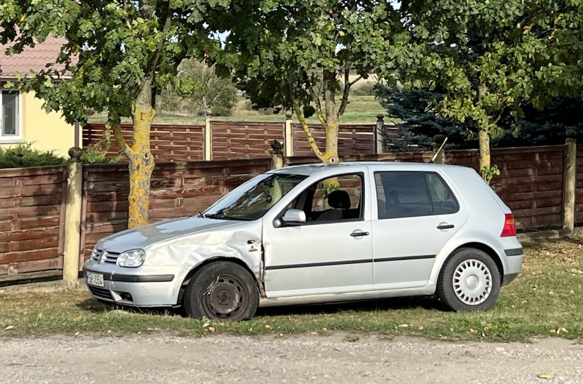  Alytaus rajone nuo kelio nuvažiavo „Golf” automobilis