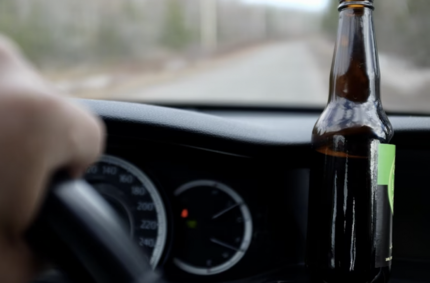  Važiuojant automobiliu alkoholio gerti nevalia ir keleiviams. Bauda iki 140 eurų!