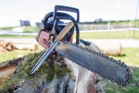  Lazdijų rajone neblaivus vyras pjūklu grasino nužudyti kitą neblaivų vyrą