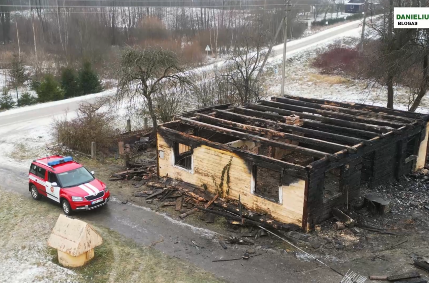  Ilgų kaime Alytaus rajone sudegė namas (video)
