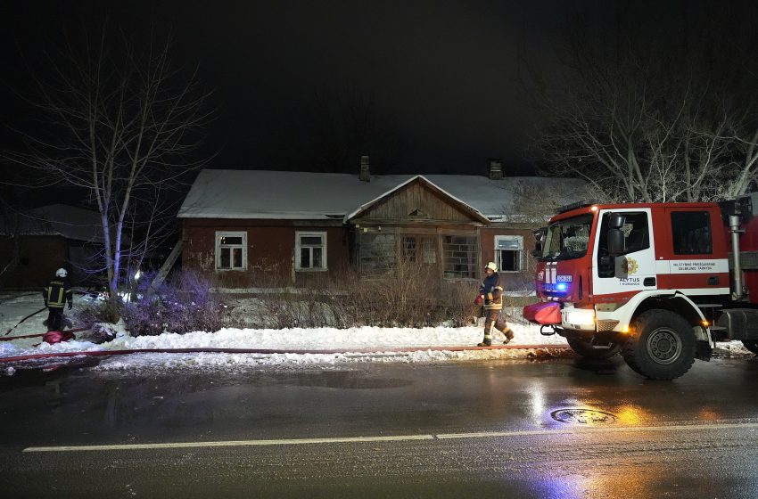  Pirmame Alytuje degė negyvenamas namas (foto)