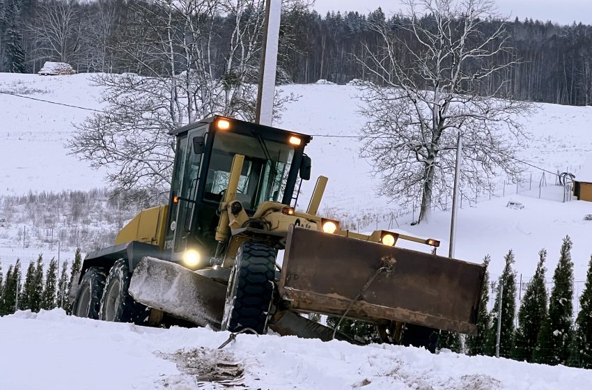  Ryliškių kelyje užstrigo sniegą valęs greideris (foto)