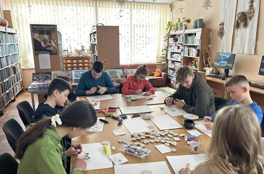  Puodžių bibliotekoje spalvingi vaikų darbeliai