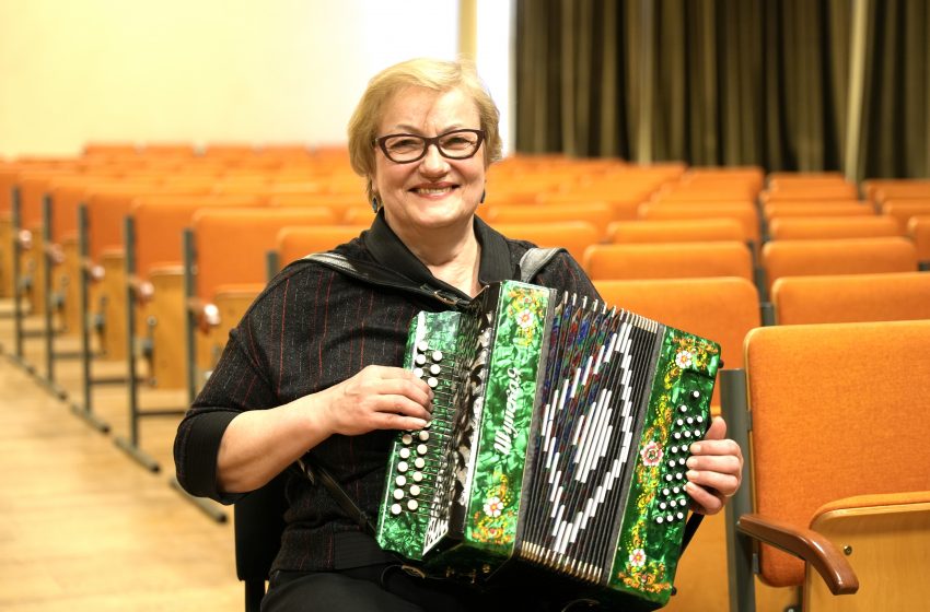  Daugiškė Janina Seiliuvienė, perkopusi septyniasdešimtmetį, pradėjo groti armonika