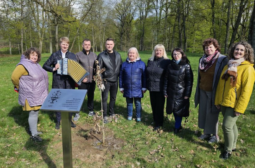  Balbieriškio kultūros darbuotojai pasodino simbolinį ąžuoliuką