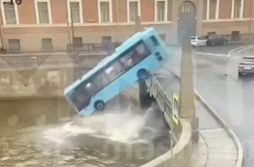  Autobusas su keleiviais nuskriejo į upę