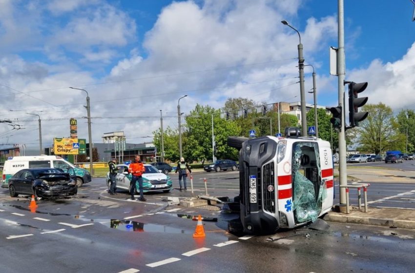  Avarijoje Kaune ant šono perversta „greitoji”