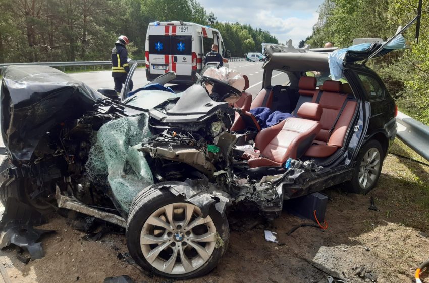  Praėjusį antradienį ties Prienais į didelę avariją patekęs automobilio BMW vairuotojas neišgyveno
