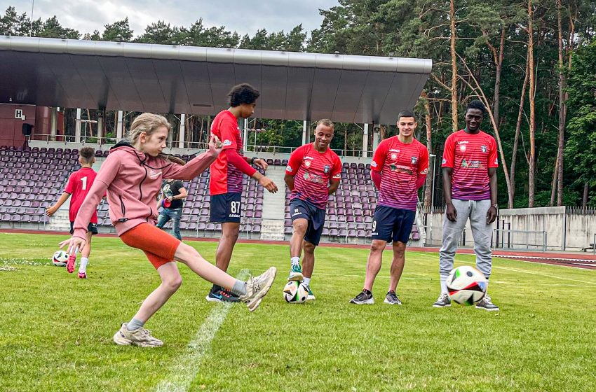  Aktyvūs moksleiviai mokslo metus užbaigė treniruotėje su DFK „Dainava“ futbolo komanda