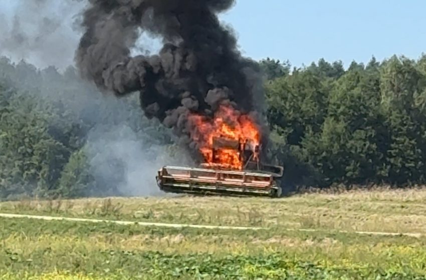  Daugų kaime užsidegė kombainas (video)