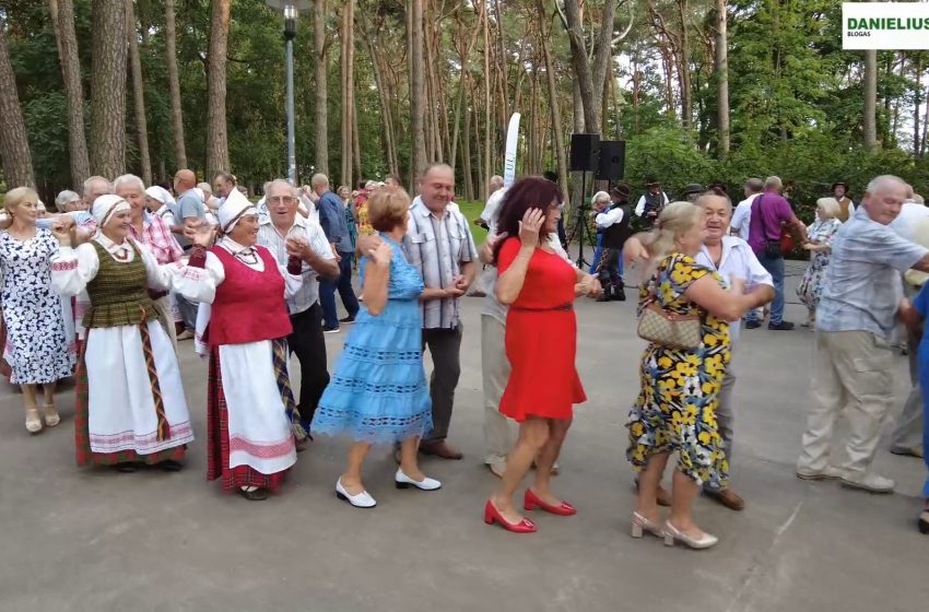  Alytaus senjorų naktišokiuose panevėžiečiai mokė šokti dzūkelius (video)