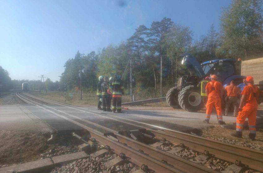  Lazdijų rajone traktorius traukiniui užtvėrė kelią