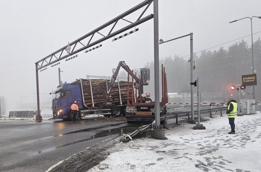  Vilniaus rajone geležinkelio pervažoje apsivertė miškavežio priekaba su rąstais