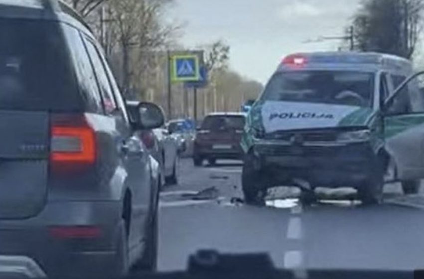  Kaune į avariją pateko policijos pareigūnų ekipažas