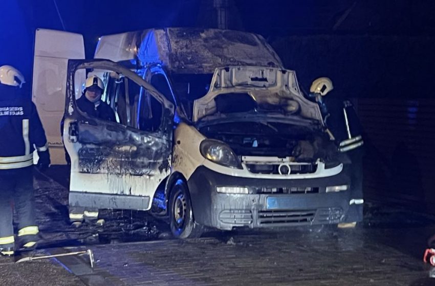  Alytaus centre užsidegė krovininis autobusiukas (foto)