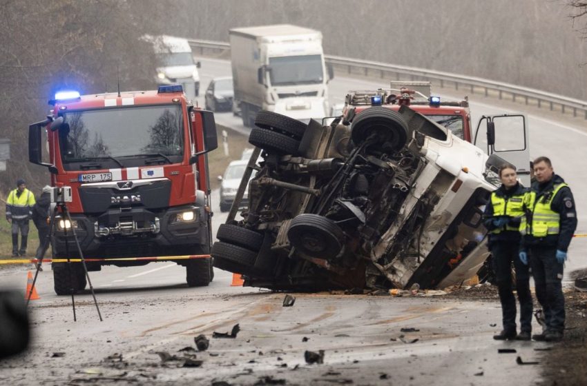  Kauno rajone – tragiška avarija: žuvo du vyrai, miškavežio vairuotojas sunkiai sužeistas