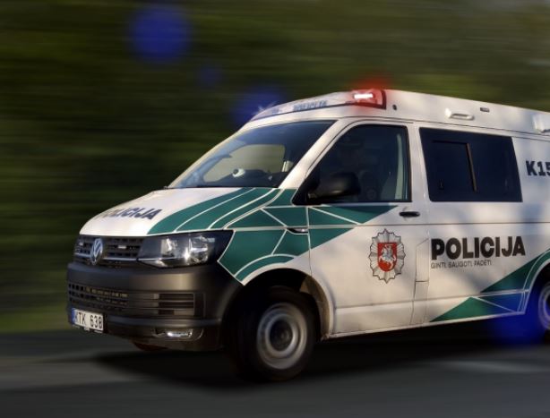 Policija praneša apie ginklu sužalotą vyrą