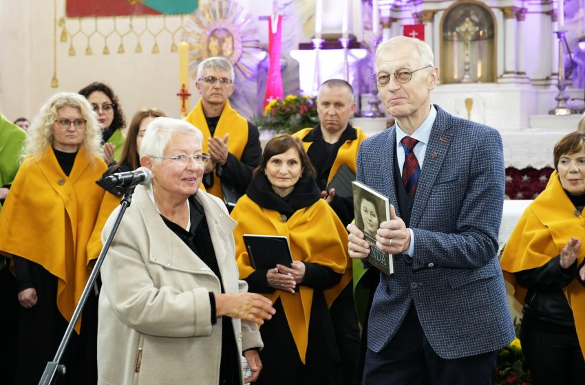 Nedzingėje paminėta prieš 80 metų įvykusi partizanų Adolfo Ramanausko-Vanago ir Birutės Mažeikaitės-Vandos santuoka (foto+video)