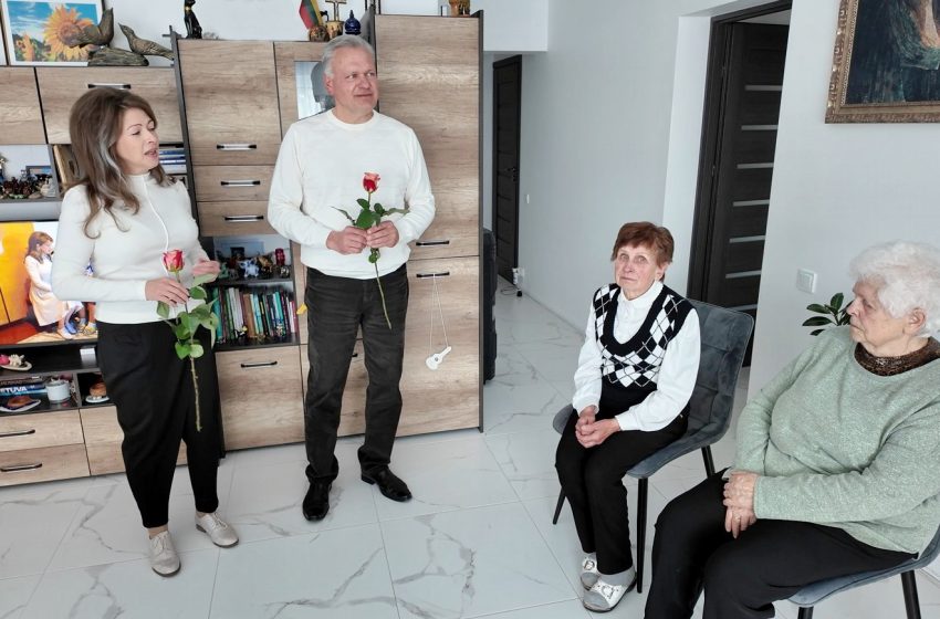 Grupė „Romantikai” su Motinos diena sveikino Jūratės ir Danieliaus mamas (video)