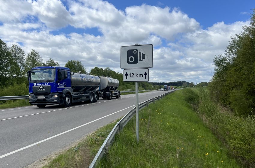 Nupjautas vidutinis greičio matuoklis prie Daugų vis dar neatstatytas